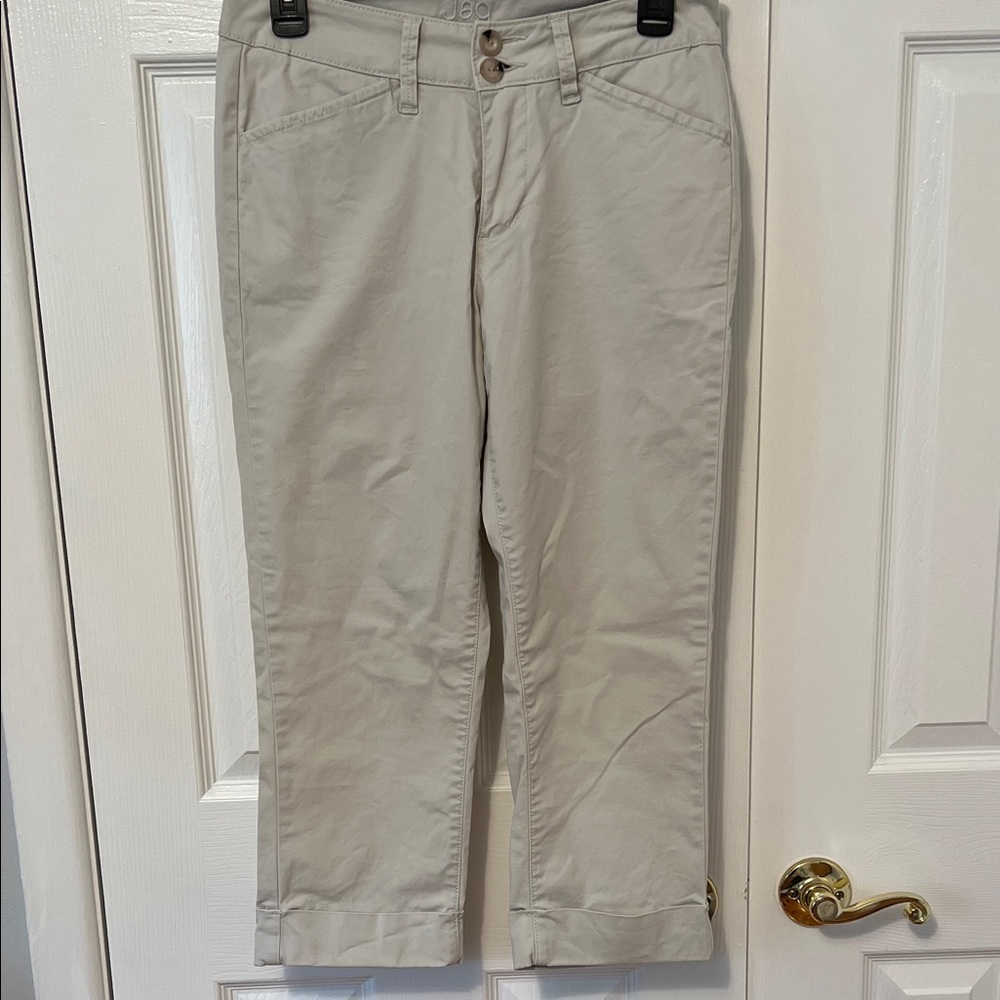Women Jag crème capris with cuffed bottoms